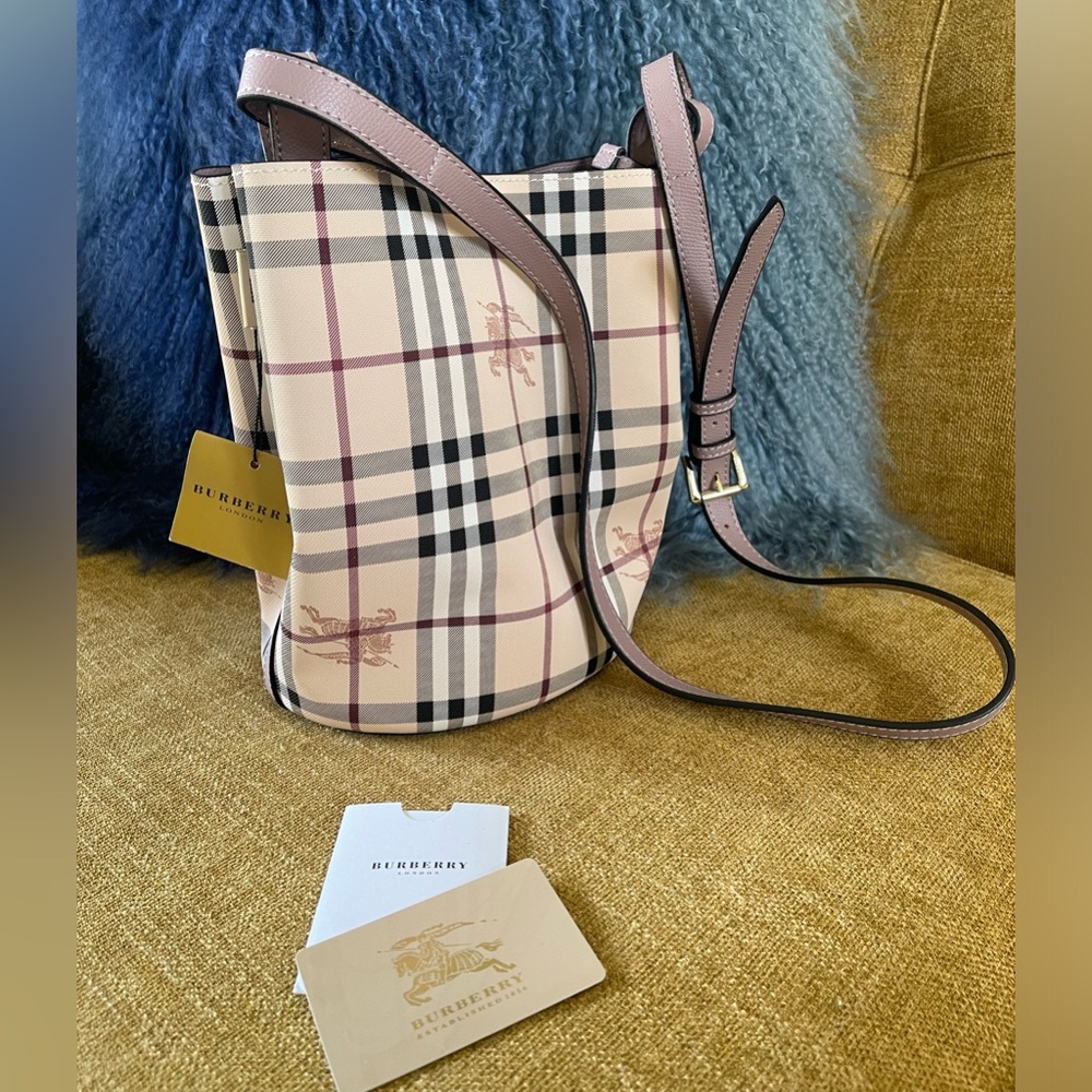 Nova Check Bucket Bag BURBERRY Color: LIGHT ELDERBE
Size: One Size brand new